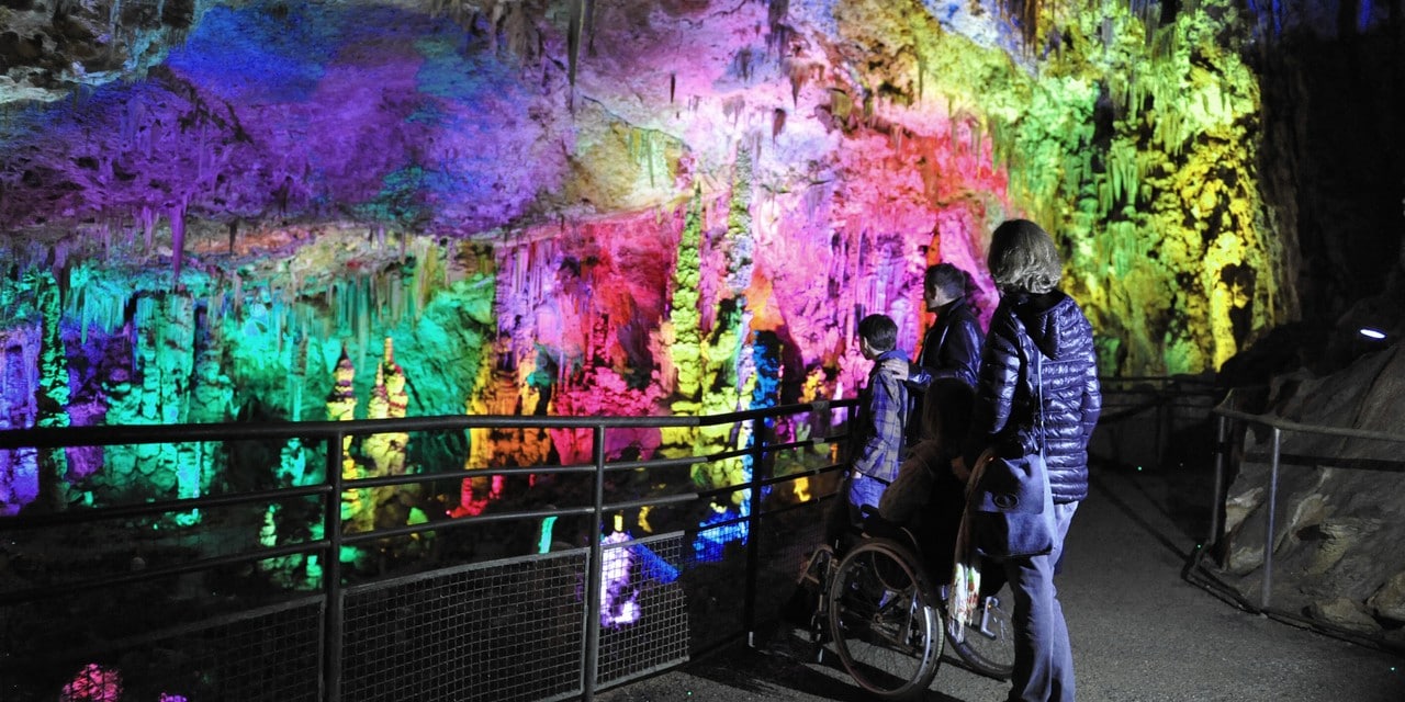 Le Belvédère offre une vue panoramique sur la Grotte Le Belvédère offre une vue panoramique sur la Grotte