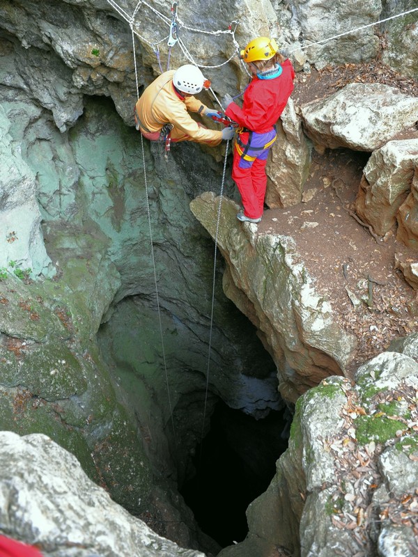 L'Aven de la Salamandre, entrée naturelle de la Grotte