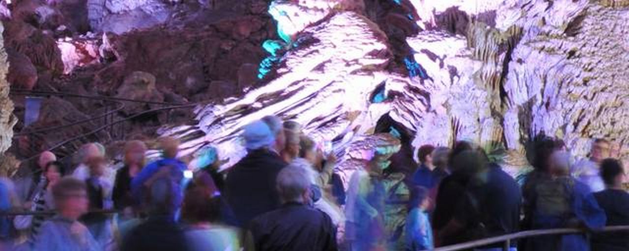 Un groupe dans la Grotte Un groupe dans la Grotte